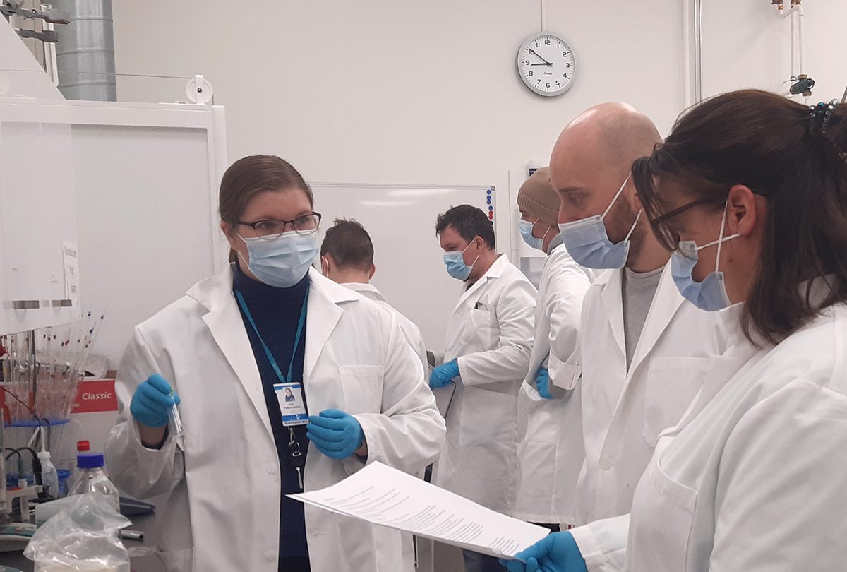 Kuva1 Pääkuva Vaaka Opettaja ohjaa opiskelijoita laboratoriossa.