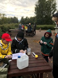 Lapset tekevät testeja Kirjurinluodossa.