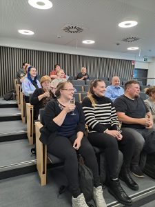 Yleisöllä on kuohuviinilasit käsissään.