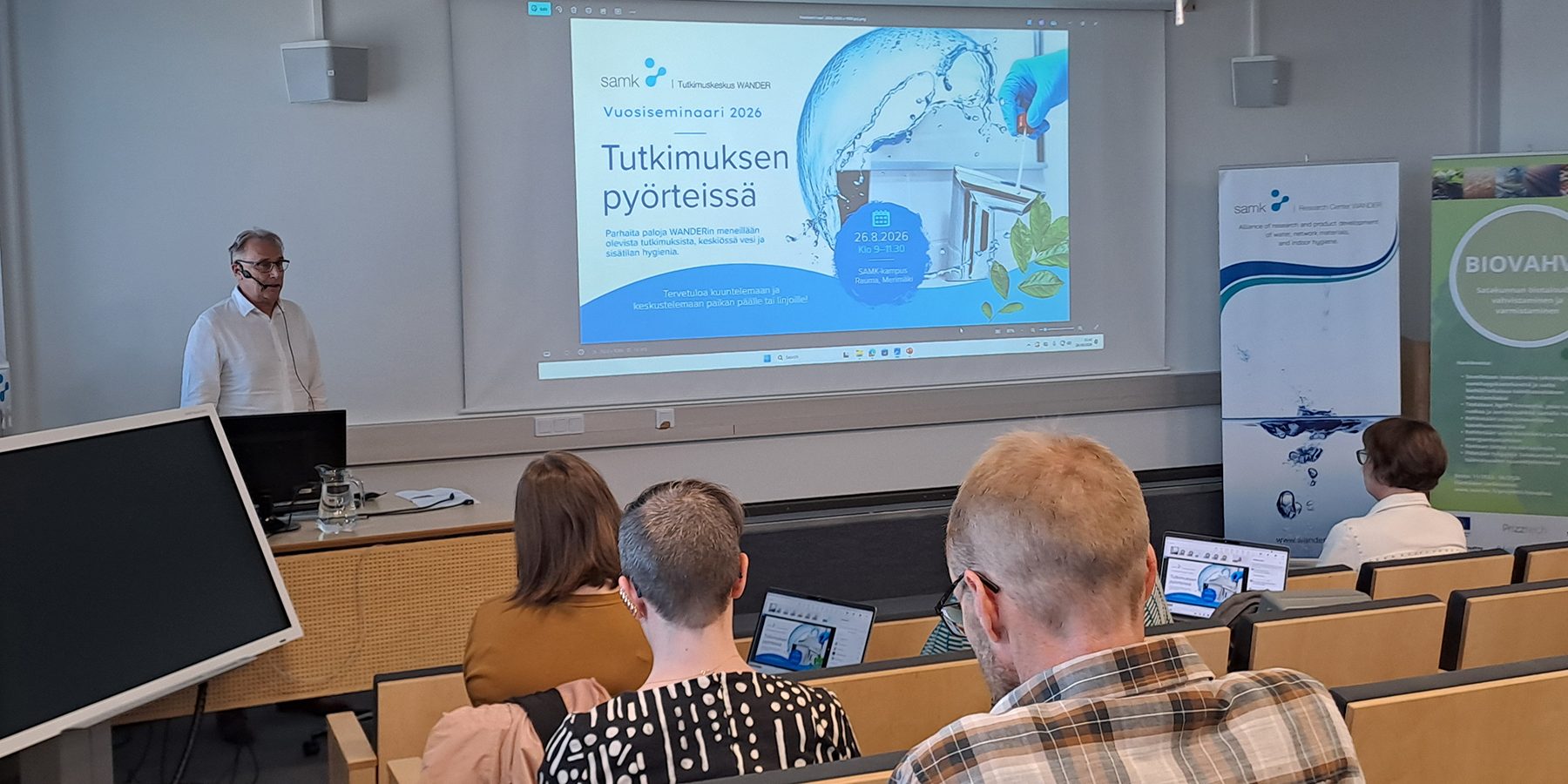 Martti Latva on huoneen edessä.